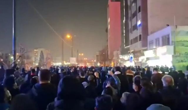 İran’da Protestolar 13. Gününde: Rejim Karşıtı Sloganlar Yükseliyor