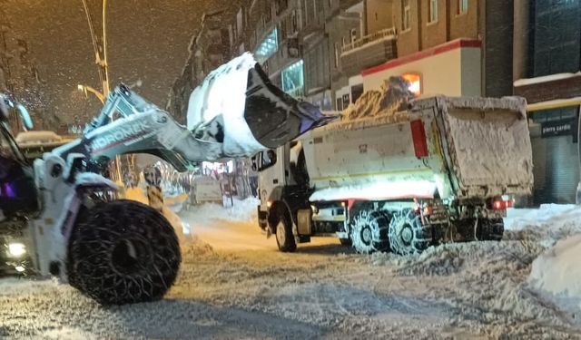 Hakkari’de Kar Seferberliği: Kent Merkezinde 70 Santimetreyi Aştı