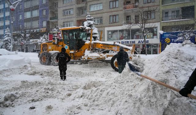 Hakkâri’de Karla Mücadele Sürüyor, Vali Çelik Çalışmaları Denetledi