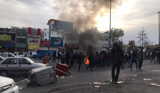 İran’da Protestolar Sürüyor: Kentlerde Fiili Sıkıyönetim Uygulamaları