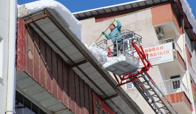 Hakkari’de çatılarda tehlike saçan kar kütlelerine itfaiye müdahale ediyor