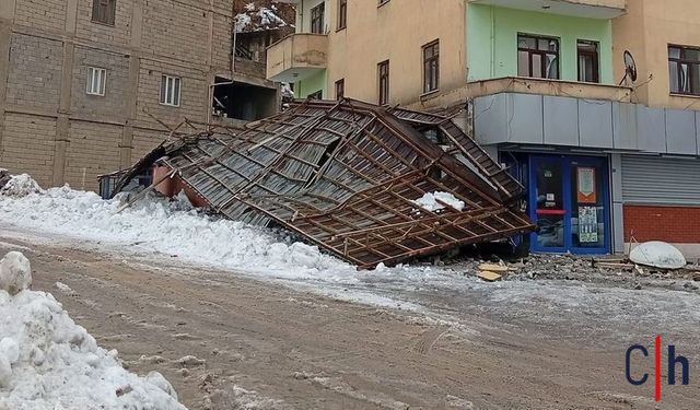Kuvvetli Rüzgâr Hakkari'de Maddi Hasara Yol Açtı