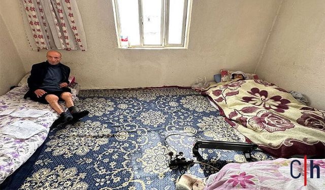 Hakkari'de 77 Yaşındaki Atiye Nine Sobasız Odada Hayata Tutunmaya Çalışıyor