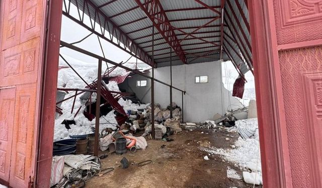 Belediye Garajı Yoğun Kar Yağışı Nedeniyle Çöktü