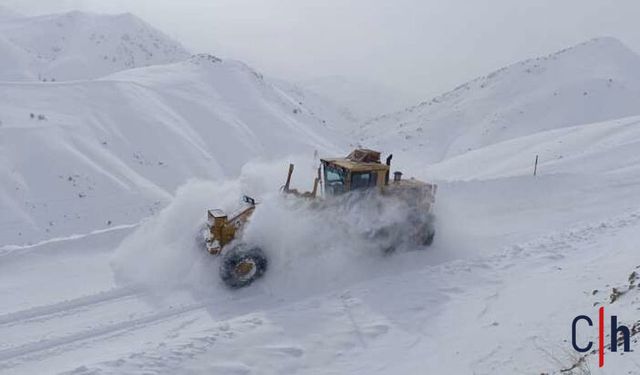Hakkari’de Yoğun Kar Yağışı: 79 Yerleşim Yerinin Yolu Ulaşıma Kapandı