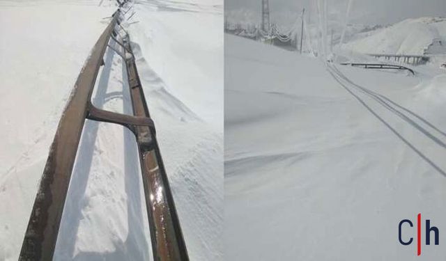 Hakkari'de Fırtına 5 Elektrik Direğini Devirdi