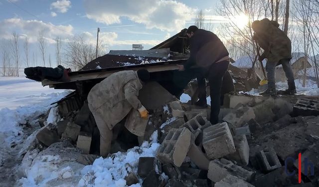 Hakkari'de Ahır ve Odunluk Yıkıldı, Hayvanlar Telef Oldu