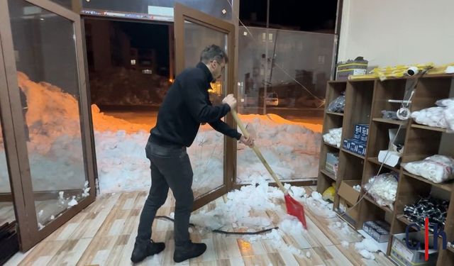 Hakkari'de Çatıdan Düşen Kar Kütlesi Dehşet Saçtı