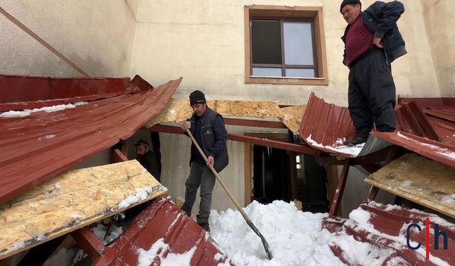 Hakkari'de Çatıdan Düşen Kar Giriş Bölmesini Yıktı