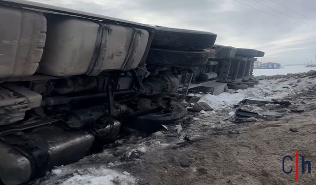 Tır Şarampole Yuvarlandı: 1 Yaralı