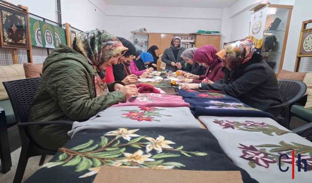 Kadınlar Geleneksel Sanatlarla Hem Öğreniyor Hem Kazanıyor