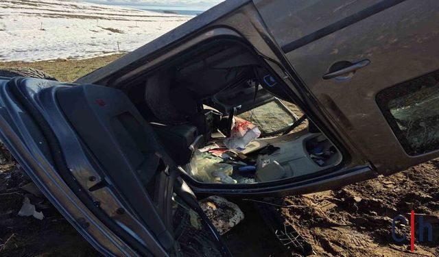 Hafif Ticari Araç Şarampole Devrildi:  3 Kişi Yaralandı