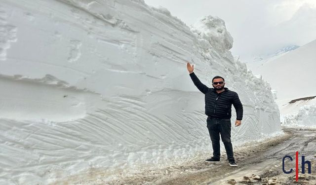 Hakkari'de 3 Metrelik Kar Tünellerinde Zorlu Mesai
