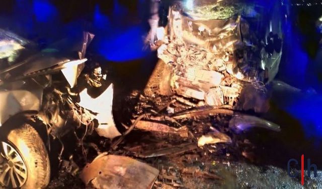 İki Araç Kafa Kafaya Çarpıştı: 5 Kişi Hayatını Kaybetti