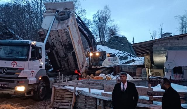 Hakkâri İl Özel İdare'den Çamurlu Yola Müdahale: O Yoluna Stabilize Serildi