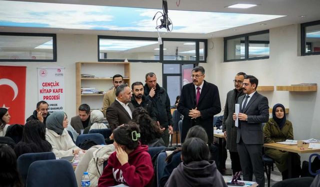 Hakkari Valisi Ali Çelik’ten Gençlik Merkezi Ziyareti