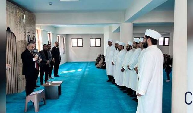 Hakkari’de Aday Din Görevlileri Cübbe ve Sarıkla Göreve Uğurlandı