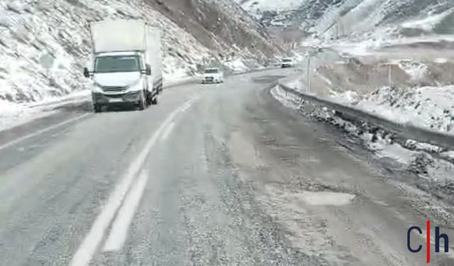 Hakkâri–Başkale Karayolunda Tehlike Büyüyor: Çukurlar Kazalara Davetiye Çıkarıyor