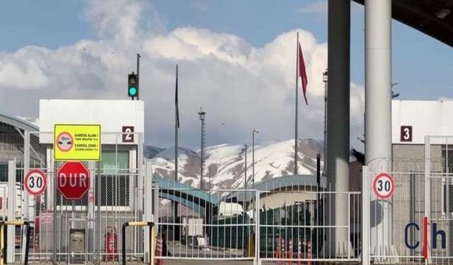 İran’da Yas İlan Edildi, Sınırlara Siyah Bayrak Asıldı