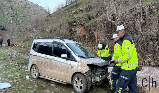 Hakkari'de Kontrolden çıkan araç taşa çarptı: 1 yaralı
