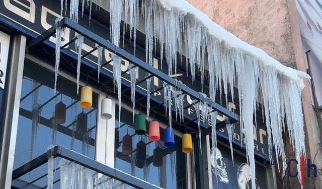 Hakkari'de dondurucu soğuklar: Çatılarda 1 metrelik buz sarkıtları oluştu
