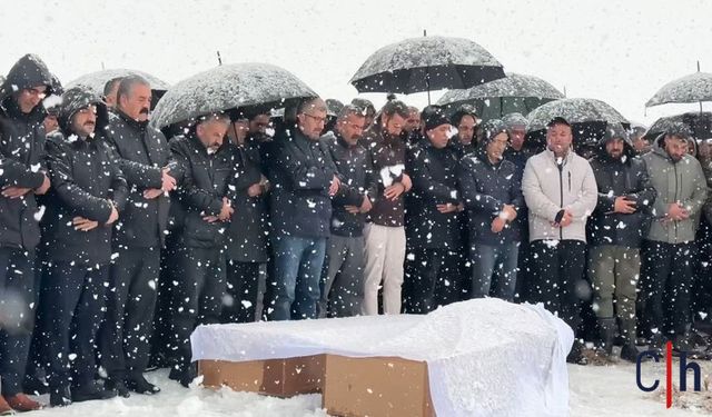 Van’daki kaza'da Hayatını Kaybeden Aile Hakkari'de yan yana defnedildi