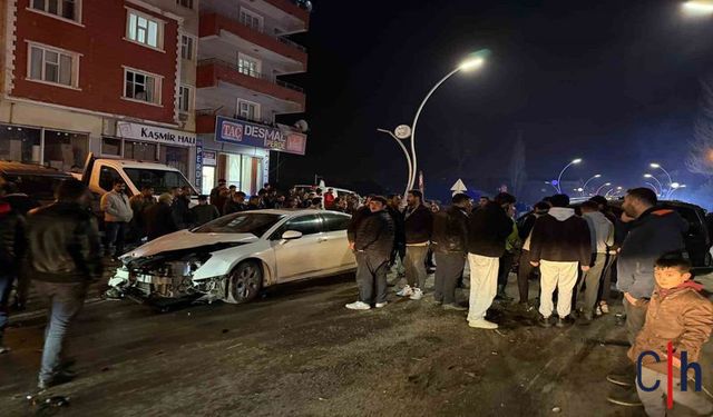 Otomobil ile Kamyonet Kafa Kafaya Çarpıştı: 2 Yaralı
