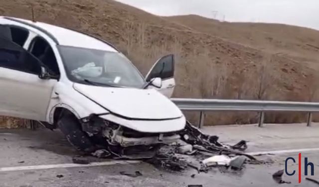 Korkutan Kaza: Bariyerlere Asılı Kalan Araçta 4 Kişi Yaralandı