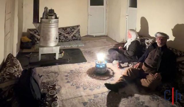 Hakkari'de 75 Yaşındaki Çift Elektriksiz Kaldı: “Bu Yaşta Löküz Işığında Oturuyoruz”