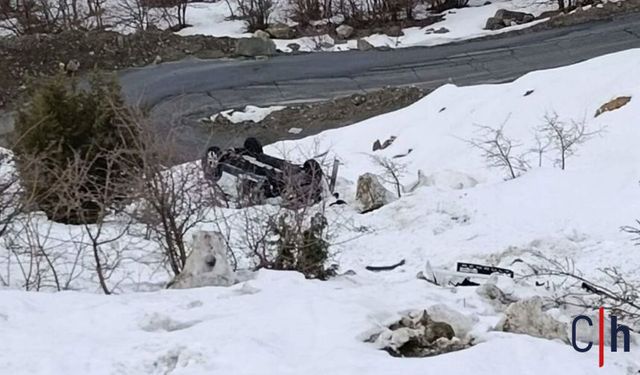 Hakkari'de Kaya Parçası Faciası: Araç Şarampole Uçtu, 2 Yaralı