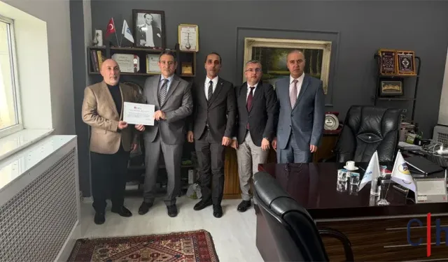 Hakkari'de Kayıtlı Ekonomiye Katkı Sunan İş İnsanı Ödüllendirildi