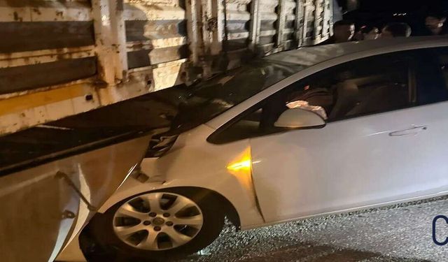 Yüksekova’da Korkutan Kaza: Tırın Altına Giren Otomobilde 2 Yaralı