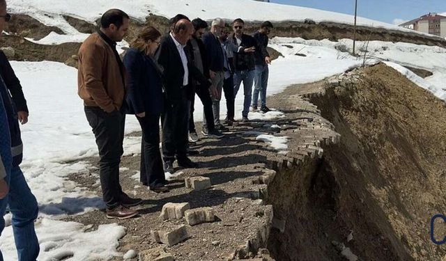 Yüksekova’da Heyelan: Pizok Yolu Kısmen Trafiğe Kapatıldı