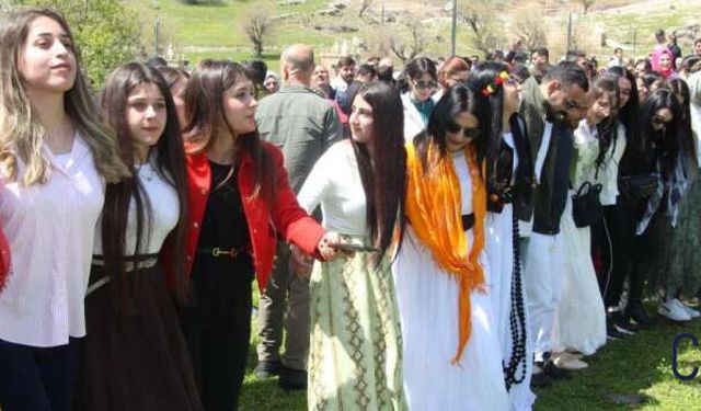 Ezidilerden Mağara Köyü’nde Renkli “Çarşema Sor” Kutlaması