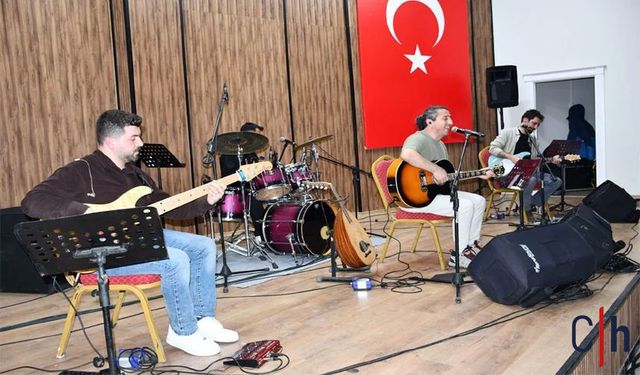 Hakkari’de Müzik Dolu Akşam: Taşdoğan Sahne Aldı