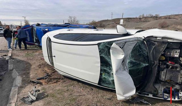 Jandarma Aracı ve 2 Otomobil Çarpıştı: 6 Kişi Yaralandı