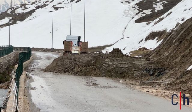 Yüksekova’da heyelan tehlikesi: 5 gündür ulaşım tek şeritten sağlanıyor