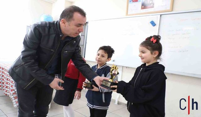 Hakkari’de okuma yarışmasına özel ödül: Öğrencilere fotoğraflı kupa