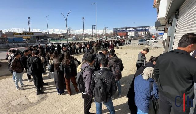 Yüksekova’da kütüphane önünde uzun kuyruklar: Öğrenciler yer bulamıyor