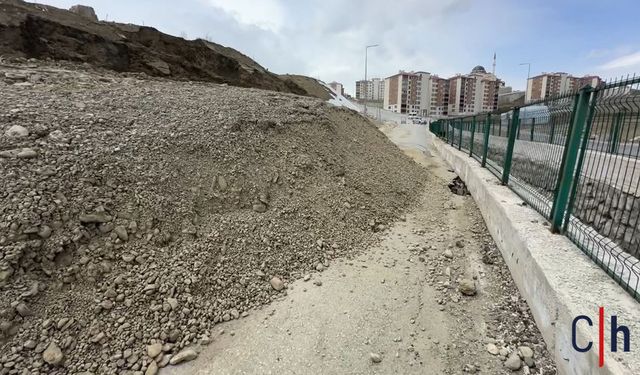 Yüksekova’da Heyelan Tehlikesi: 13 Gündür Yol Tek Şeritten Veriliyor