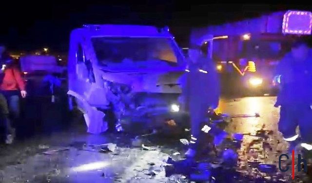 İki Araç Çarpıştı, 3 Kişi Yaralandı