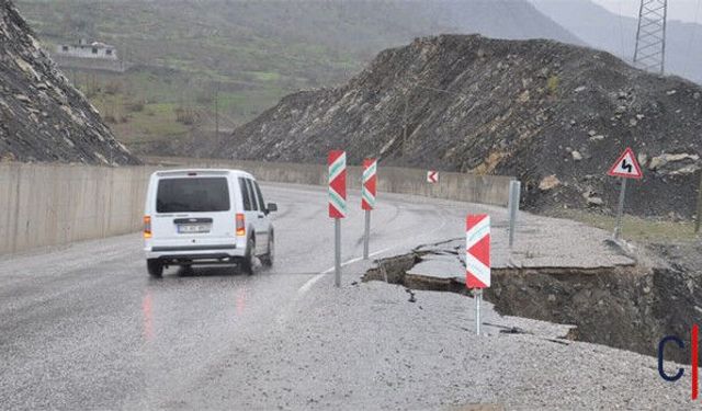 Hakkari-Van Karayolu Çöktü: Başkan Tekin Sert Eleştirdi!