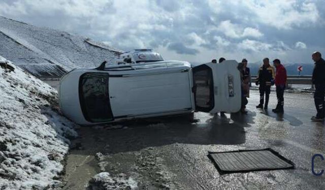 Van-Hakkari Karayolunda Araç Devrildi Yaralılar var