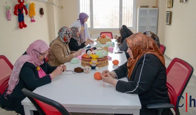 “Mutluluk kapısı” dediği kursa 82 yaşında hayat veriyor