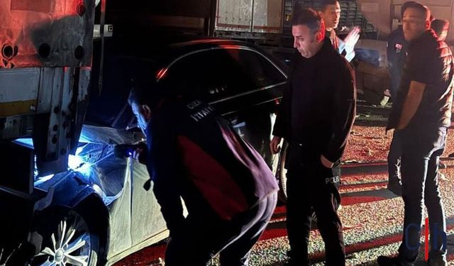 İnanılmaz Kaza: Lüks Otomobil İki Tır Arasında Kağıt Gibi Ezildi!