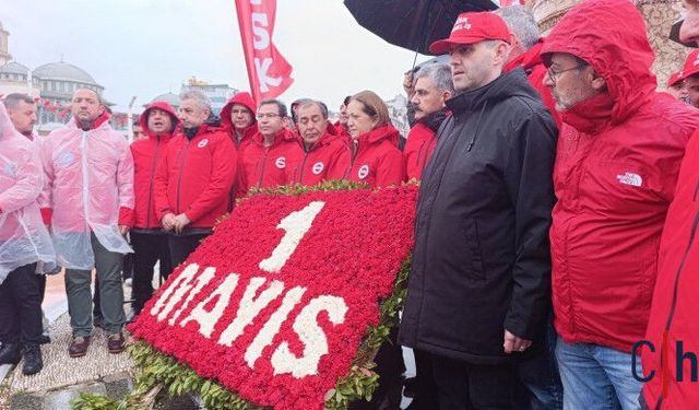 Taksim’de 1 Mayıs Geleneksel Çelenk Bırakma Töreni Yapıldı