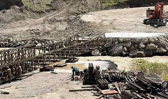 Hakkari-Van Yolunda Heyelan Sonrası Köprü Seferberliği