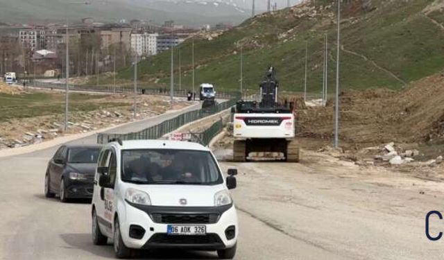 Yüksekova’da Heyelan Temizlenmeyince Tek Şerit Çileye Döndü