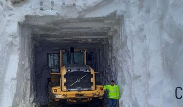Hakkari'de 6 Metrelik Kar Tünellerinde Zorlu Mücadele