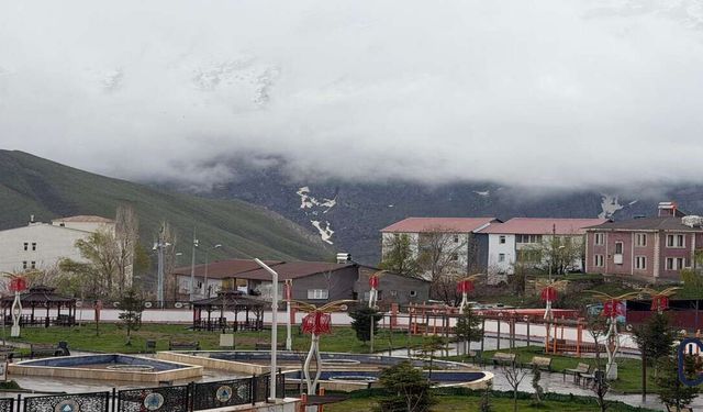 Hakkari’de Mayıs Sürprizi: Yağmur Yerini Zirvelerde Kara Bıraktı